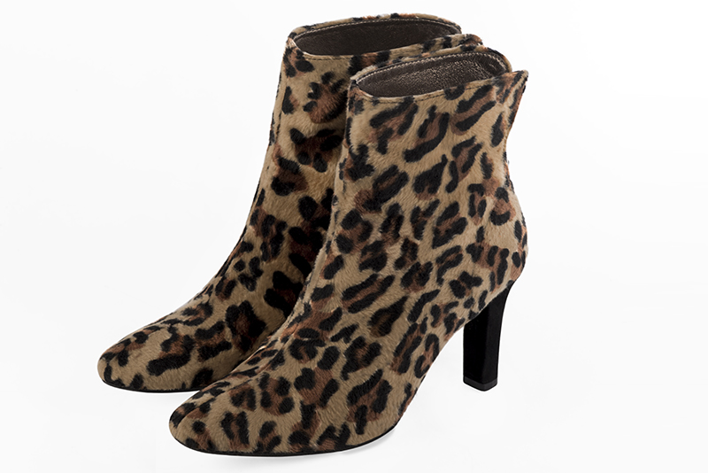 Safari black women's ankle boots with a zip at the back. Round toe. High kitten heels. Front view - Florence KOOIJMAN